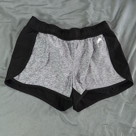 Bundle of Activewear! 2 pairs of leggings, 2 tops, 1 pair of shorts - Picture 4 of 11